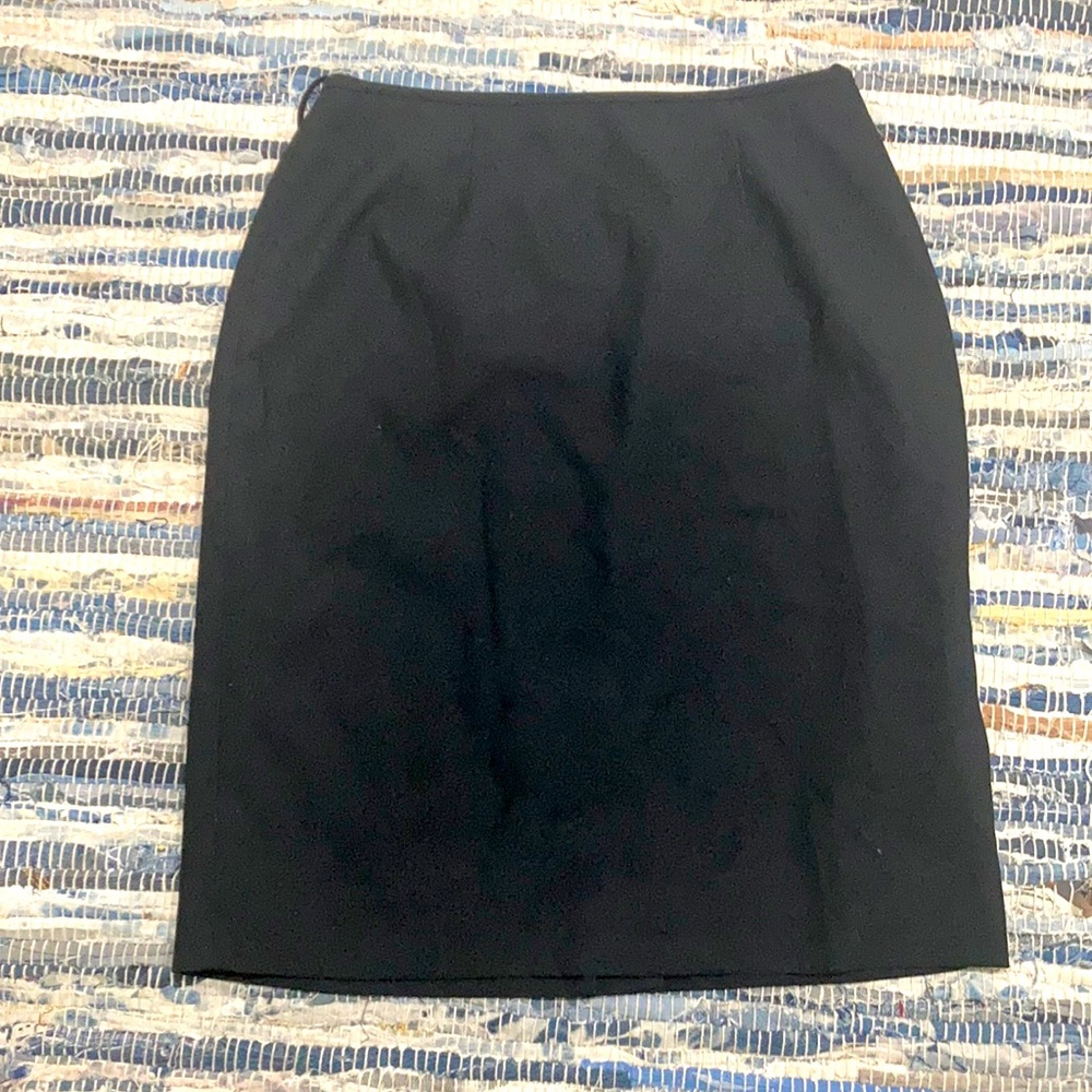 5/$25 Kasper petites 10p black poly back vent pencil skirt.
